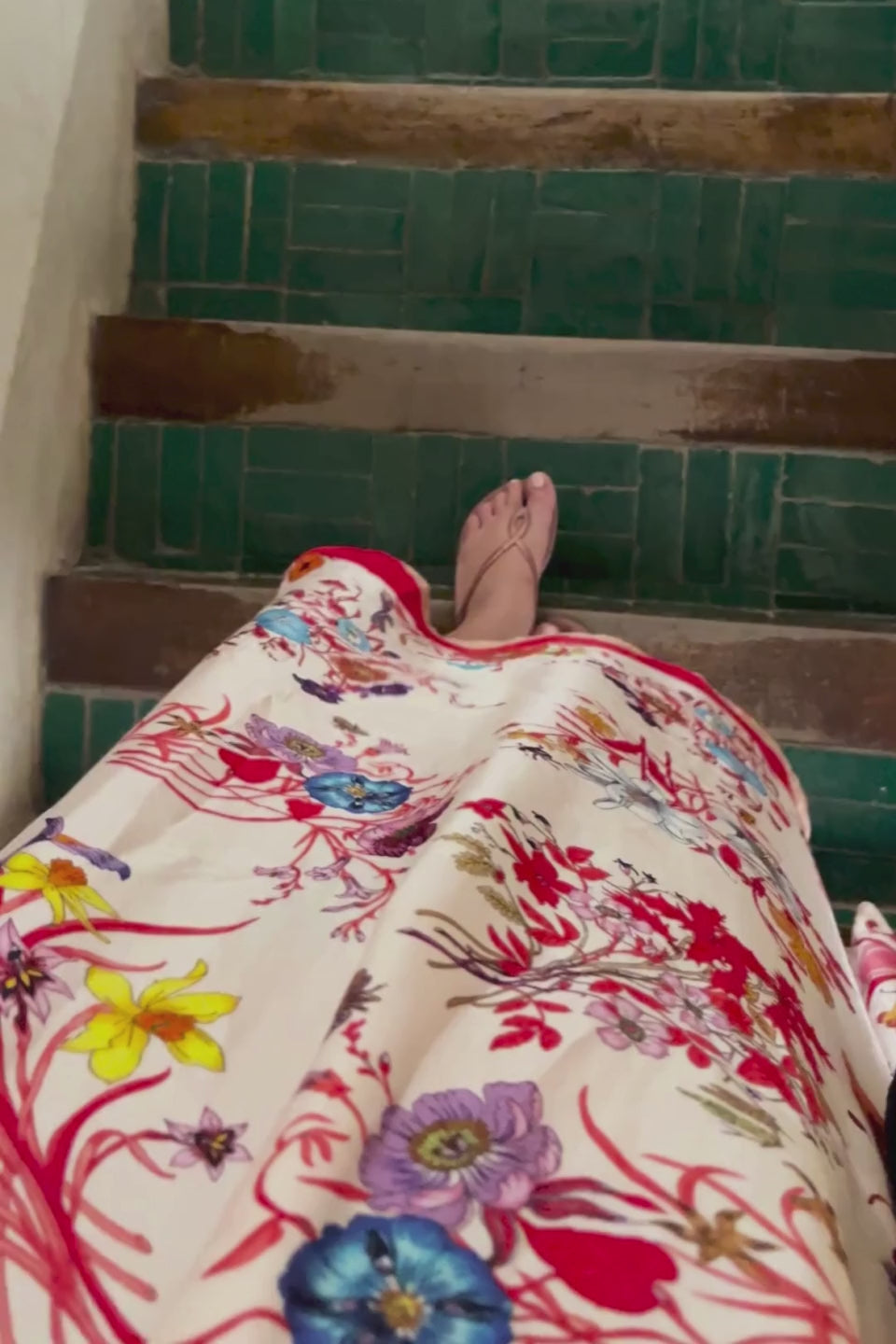 bloemen-tuin-kaftan-jurk-maxi-bloemenprint-rood-sweet-like-you-model-video-1